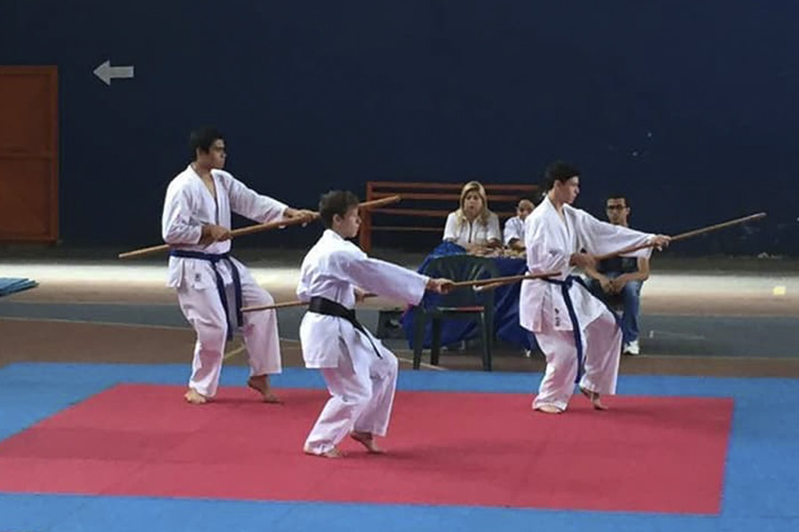 ¿Mi hijo siendo muy inquieto o inclusive con alguna condición que le dificulta la concentración puede practicar karate?